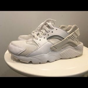 Nike’s Huarache White  Women 5.5/ Older Kids 4Y